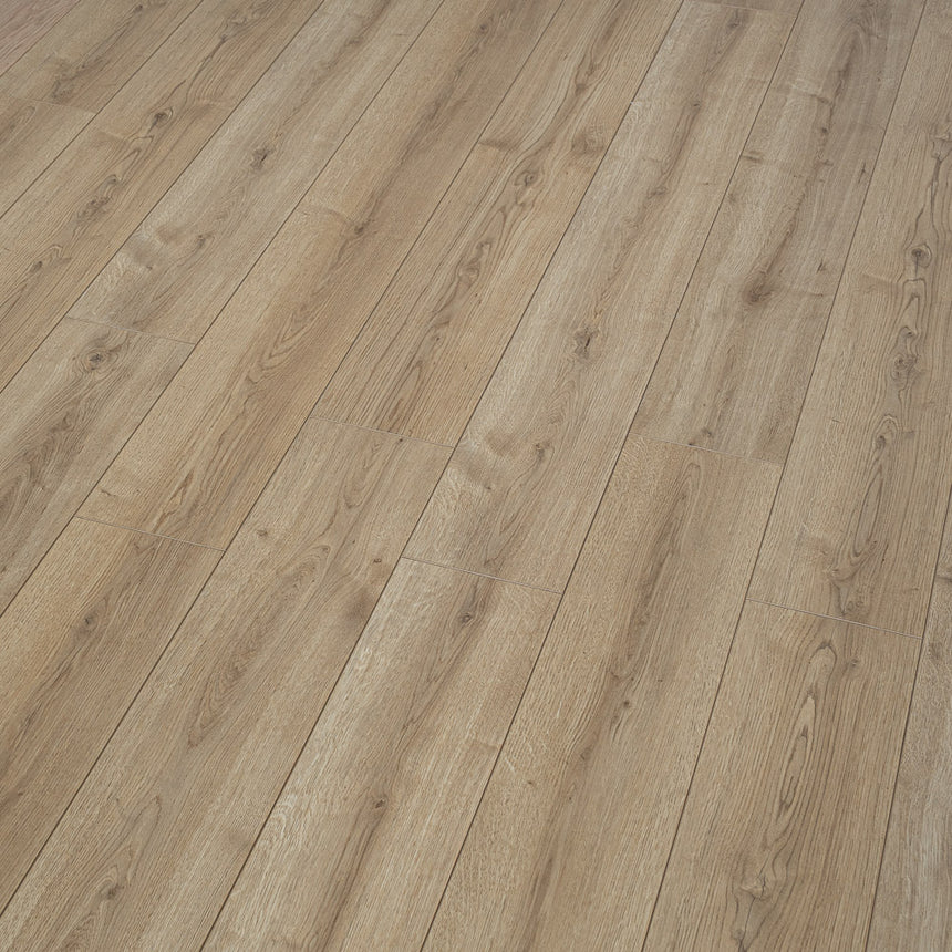 Adaja Eiche D40792 Robusto Villa 12mm Laminate Flooring by Kronotex