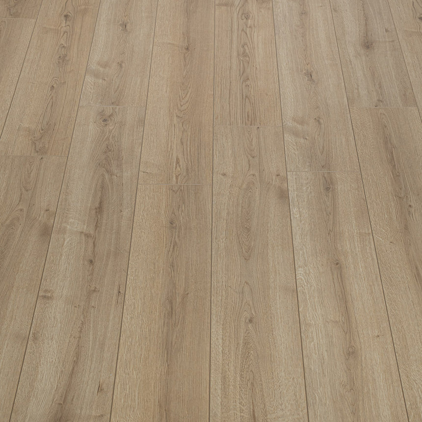 Adaja Eiche D40792 Robusto Villa 12mm Laminate Flooring by Kronotex
