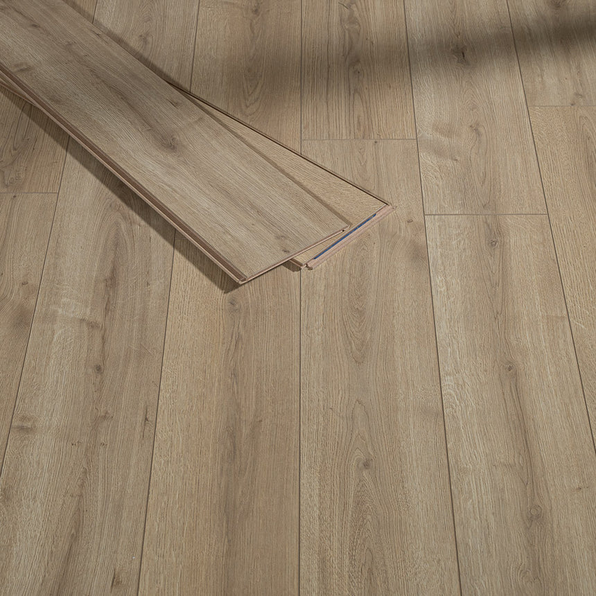 Adaja Eiche D40792 Robusto Villa 12mm Laminate Flooring by Kronotex