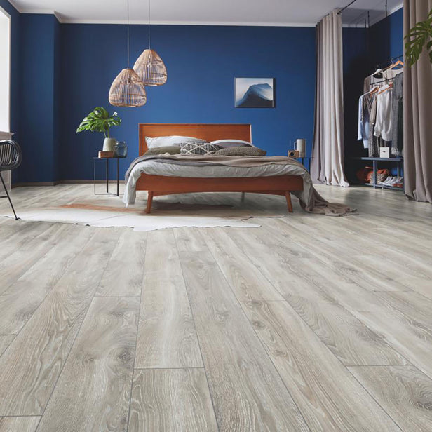 Highland Oak Silver D4797 Mammut 12mm Laminate Flooring by Kronotex